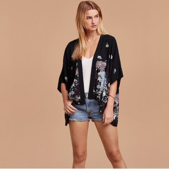 *SALE* aritzia white floral kimono - Picture 1 of 4